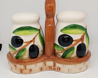 Salt and pepper ceramic set olive