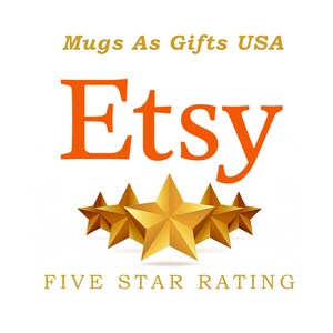 Op de afbeelding: Etsy-logo met de tekst "Mugs As Gifts USA" erboven en "FIVE STAR RATING" eronder. Het Etsy-logo is in oranje tekst en de andere tekst is in goud.
