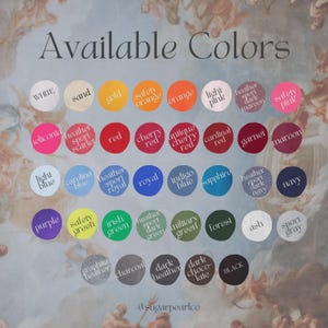 Op de afbeelding: Afbeelding met een kleurenkaart met de tekst "Available Colors". De kaart toont een verscheidenheid aan kleuren, waaronder wit, zand, goud, oranje, roze, rood, blauw, groen en grijs, elk met hun naam.