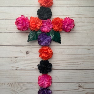 Cruz de Cementerio, Cruz de Madera, Flores de Cementerio, Día de Muertos, Día de Muertos