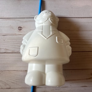 Peut inclure: Figurines en plastique blanc repr&eacute;sentant une personne avec une moustache et un design simple. La figurine est une tasse avec un trou pour paille en haut.