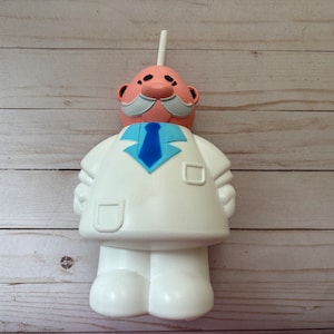 Dr. Simi Water Bottle – Botella de Agua, Famous Mexican Doll, Accesorio Kitsch, Concert Collectible, Muñeco Mexicano