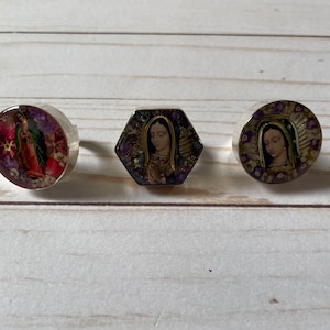 Anillo ajustable con flor de resina de la Virgen de Guadalupe