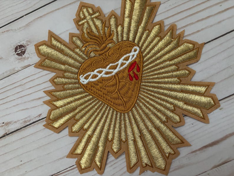 Parche bordado del Sagrado Corazón mexicano - Aplique termoadhesivo rojo del Sagrado Corazón - Corazón milagroso de 8" con ojo para sombreros, bolsos y proyectos de bricolaje imagen 2