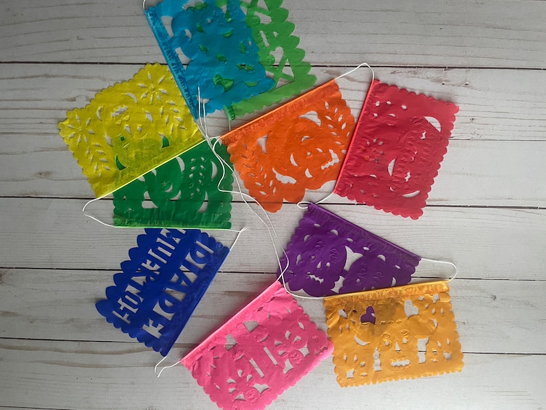 Photo Libre De Droit De Guirlande Papel Picado Drapeaux Perforés En Papier Tissu Fête Ou Fiesta Mexicaine Gm1371953391 441188992