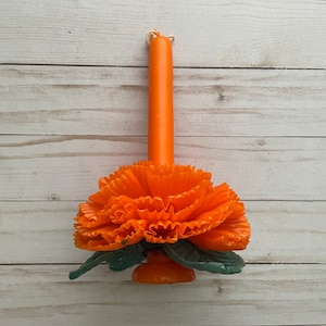Vela artesanal mexicana de cempasúchil de color naranja y cempasúchil del Día de Muertos