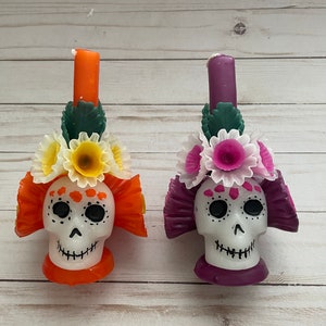 Vela artesanal mexicana de cempasúchil con calavera color naranja y caléndula del Día de los Muertos
