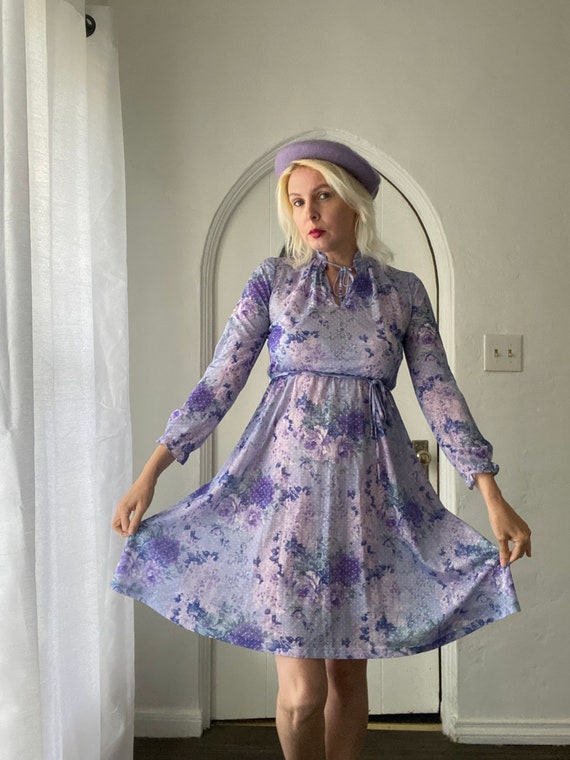 Pretty 70s Lavender Floral Print Mini Dress.