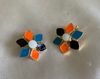 So Darling! Small Vintage 60s Flower Clip On Earrings.