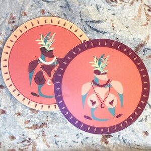Vrouwenfiguur met sticker planten