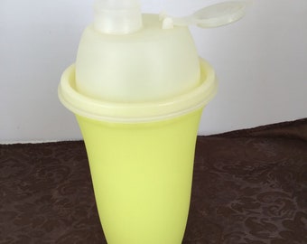 Vintage Tupperware 844-2 yellow gravy shaker w-mixing insert/pour