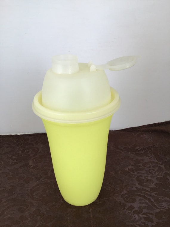 Tupperware Mini Quick Shake 10 oz. Mixer Blender Shaker Red Lid #1900 Vtg