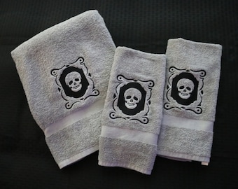 Gothic Victorian Skull Cameo Bath Towel - Gray