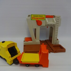 Vintage 1978 Fisher Price Lift & Load Railroad #943 piece and cars