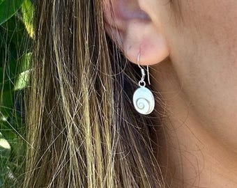 AeraVida Orecchini A Cerchio In Argento Sterling 925 Con Conchiglia Shiva - 10 Mm, Perno, Leggeri E Lucidi - 2