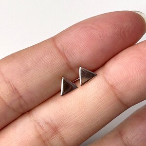 Rose Gold Ohrstecker, Zierliche Ohrstecker, Gold Ohrstecker, kleine Ohrstecker, Mini Dreieck Ohrstecker