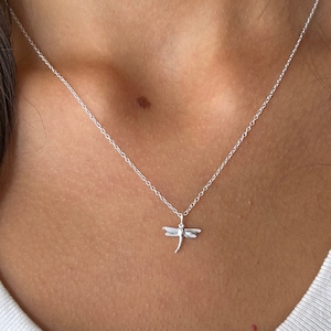 Collar de plata de ley, collar de libélula, collar delicado, collar de alas de plata, protección, collar para combinar con otros collares