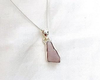 Ruwe Kunzite ketting, Sterling zilveren ketting, Charme ketting, Edelsteen ketting, Gelaagdheid ketting, Kunzite Charme, Ruwe Edelsteen