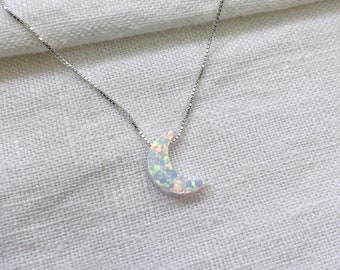 Könnte beinhalten: Eine Halskette aus Silber mit einem Halbmond-Anhänger aus schimmerndem weißem Opal.