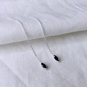 Kolczyki z nawlekaczem, kolczyki ze srebra próby 925, kolczyki z czarnej cyrkonii sześciennej, nawlekacz, nici, podstawowe kolczyki z nawlekaczem łańcuszka