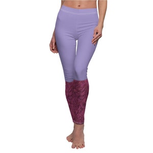 Peut inclure: Leggings violettes avec un motif de fourrure rose sur le bas des jambes.