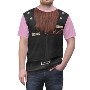 Può includere: Una t-shirt nera e rosa con una grafica di una giacca da motociclista, un colletto di pelliccia e toppe che recitano "Doomciff" e "Lobweb".