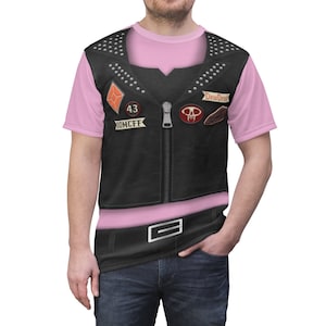 Può includere: Una t-shirt rosa a maniche corte con un design di giacca di pelle nera stampato sul davanti. Il design della giacca include una cerniera, tasche e toppe con il testo "DewDrop" e "43 DOOMCFF".