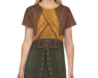 Puede incluir: Un vestido de manga corta marrón y amarillo con una chaqueta de cuero marrón, un cinturón marrón con hebilla de metal y una falda verde con detalles dorados.