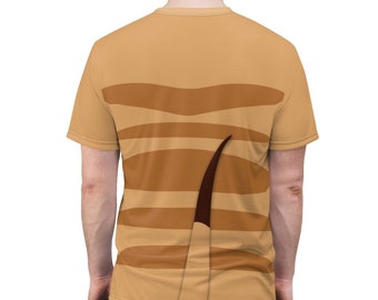 Pode incluir: Uma camiseta marrom com um padrão listrado e uma cauda marrom nas costas.