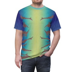Könnte beinhalten: Ein kurzärmeliges T-Shirt in Blau, Grün und Braun mit einem Pixelmuster.