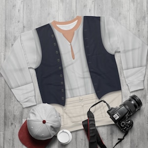 K&ouml;nnte beinhalten: Ein wei&szlig;es Langarmhemd mit einer dunkelblauen Weste, einer wei&szlig;en Hose und einer grauen Baseballkappe. Das Hemd hat einen braunen Kragen und einen Knopfleisten vorne. Die Weste hat einen Knopfleisten vorne und eine Tasche auf jeder Seite. Die Hose hat einen G&uuml;rtelschlaufen und einen Rei&szlig;verschluss. Die Baseballkappe hat einen roten Schirm.
