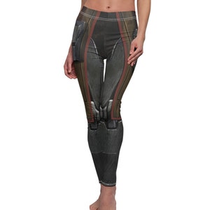 Peut inclure: Leggings noirs et bruns avec un imprimé graphique détaillé d'une armure futuriste.