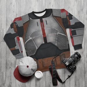 Puede incluir: Una sudadera negra con un diseño impreso de una armadura futurista. La armadura es gris, marrón y roja. La sudadera tiene mangas largas y cuello redondo.