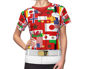 Puede incluir: Una camiseta roja de manga corta con un patrón de banderas de diferentes países. La camiseta tiene un cinturón blanco con una hebilla dorada y una etiqueta de nombre que dice "Cast Member".