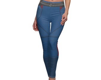 Può includere: Leggings blu con un design futuristico, con una cintura nera e accenti rossi.