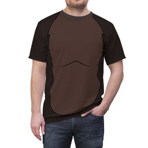 Könnte beinhalten: Ein braunes T-Shirt mit einem Cartoon-Gorilla-Torso, der auf der Vorderseite aufgedruckt ist. Die Brust des Gorillas ist braun und der Umriss ist schwarz.