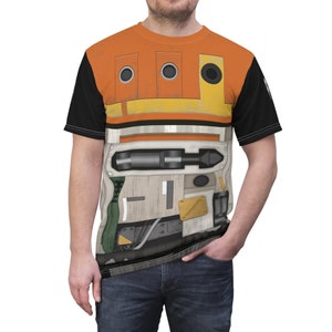 Puede incluir: Camiseta de manga corta naranja y negra con un diseño gráfico detallado. El diseño incluye paneles rectangulares en naranja, amarillo y blanco, con detalles en negro. La camiseta tiene cuello redondo y está hecha de un material suave.