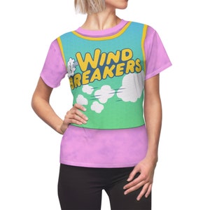 以下が含まれることがあります： ピンクとグリーンのTシャツ。バスケットボールのジャージのデザインで、黄色い文字で「Wind Breakers」と書かれている。