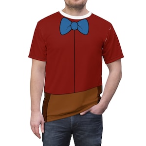 Könnte beinhalten: Ein rotes T-Shirt mit einem Cartoon-Design mit einer blauen Fliege, einem braunen unteren Bereich und einem weißen Kragen. Das Shirt hat ein skurriles, verspieltes Design, perfekt für Kostümpartys oder Themenveranstaltungen.