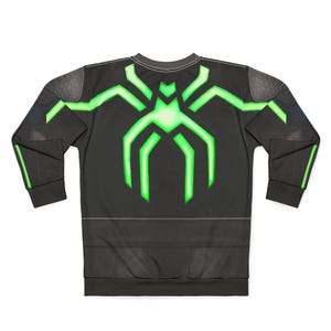Op de afbeelding: Zwart shirt met lange mouwen met een oplichtend groen spinnendesign op de rug. Het ontwerp is geometrisch. Het shirt heeft een ronde hals en een donkergrijze zoom. De mouwen hebben donkergrijze manchetten.