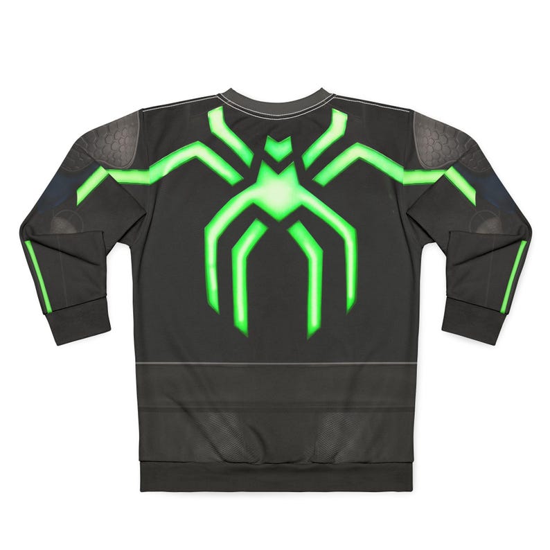 Op de afbeelding: Zwart shirt met lange mouwen met een oplichtend groen spinnendesign op de rug. Het ontwerp is geometrisch. Het shirt heeft een ronde hals en een donkergrijze zoom. De mouwen hebben donkergrijze manchetten.