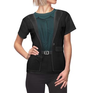 Op de afbeelding: Een wit T-shirt bedrukt met een zwart blazer en een turquoise shirt eronder.