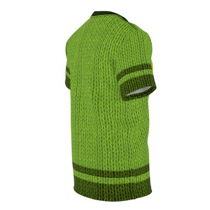 K&ouml;nnte beinhalten: Ein gr&uuml;nes Kurzarm-T-Shirt mit Strickstruktur. Das Shirt hat dunkelgr&uuml;ne Streifen an den &Auml;rmeln und am Saum. Der Kragen ist dunkelgr&uuml;n.