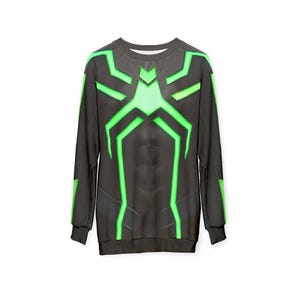Op de afbeelding: Zwart sweatshirt met lange mouwen en een neon groen geometrisch ontwerp over de borst en schouders. Het ontwerp lijkt op een gestileerde spin of insect. De sweatshirt heeft een ronde hals en is gemaakt van een zacht materiaal.