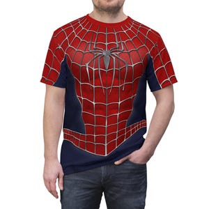 Puede incluir: Camiseta roja y azul marino con un diseño de disfraz de Spider-Man. La camiseta tiene un gráfico detallado del traje del personaje, incluido el patrón de telaraña y el emblema de la araña en el pecho. La camiseta de manga corta está hecha de un material suave.