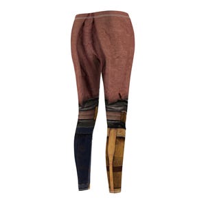 K&ouml;nnte beinhalten: Leggings mit einem einzigartigen Design, das Texturen und Farben kombiniert. Der obere Teil hat ein braunes, stoff&auml;hnliches Aussehen, w&auml;hrend der untere Bereich Elemente aus Holz und dunkelblauem Denim enth&auml;lt. Die Leggings haben eine hohe Taille und eine schmale Passform.