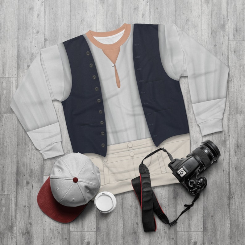 K&ouml;nnte beinhalten: Ein wei&szlig;es Langarmhemd mit einer dunkelblauen Weste, einer wei&szlig;en Hose und einer grauen Baseballkappe. Das Hemd hat einen braunen Kragen und einen Knopfleisten vorne. Die Weste hat einen Knopfleisten vorne und eine Tasche auf jeder Seite. Die Hose hat einen G&uuml;rtelschlaufen und einen Rei&szlig;verschluss. Die Baseballkappe hat einen roten Schirm.