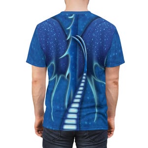 Könnte beinhalten: Blaues T-Shirt mit einem Fantasy-Drachenflügel- und Rückgrat-Design. Das Shirt hat einen dunkelblauen Hintergrund mit hellblauen Akzenten und einem Muster aus kleinen weißen Punkten. Das Design bedeckt die gesamte Rückseite des Shirts.