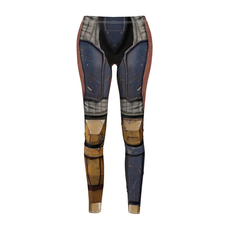 K&ouml;nnte beinhalten: Leggings mit Digitaldruck, der eine R&uuml;stung imitiert. Das Design weist Blau-, Braun- und Gelbt&ouml;ne auf, wodurch ein strukturierter, metallischer Look entsteht. Die Leggings sind eng anliegend geschnitten, mit hohem Bund und langen Beinen.