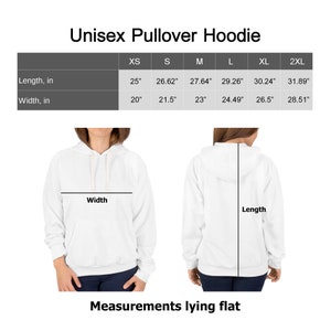 Op de afbeelding: Witte unisex pullover hoodie met een capuchon en lange mouwen. De hoodie ligt plat en is gemeten voor de maat. De maten zijn in inches voor de maten XS, S, M, L, XL en 2XL. De maten omvatten lengte en breedte.
